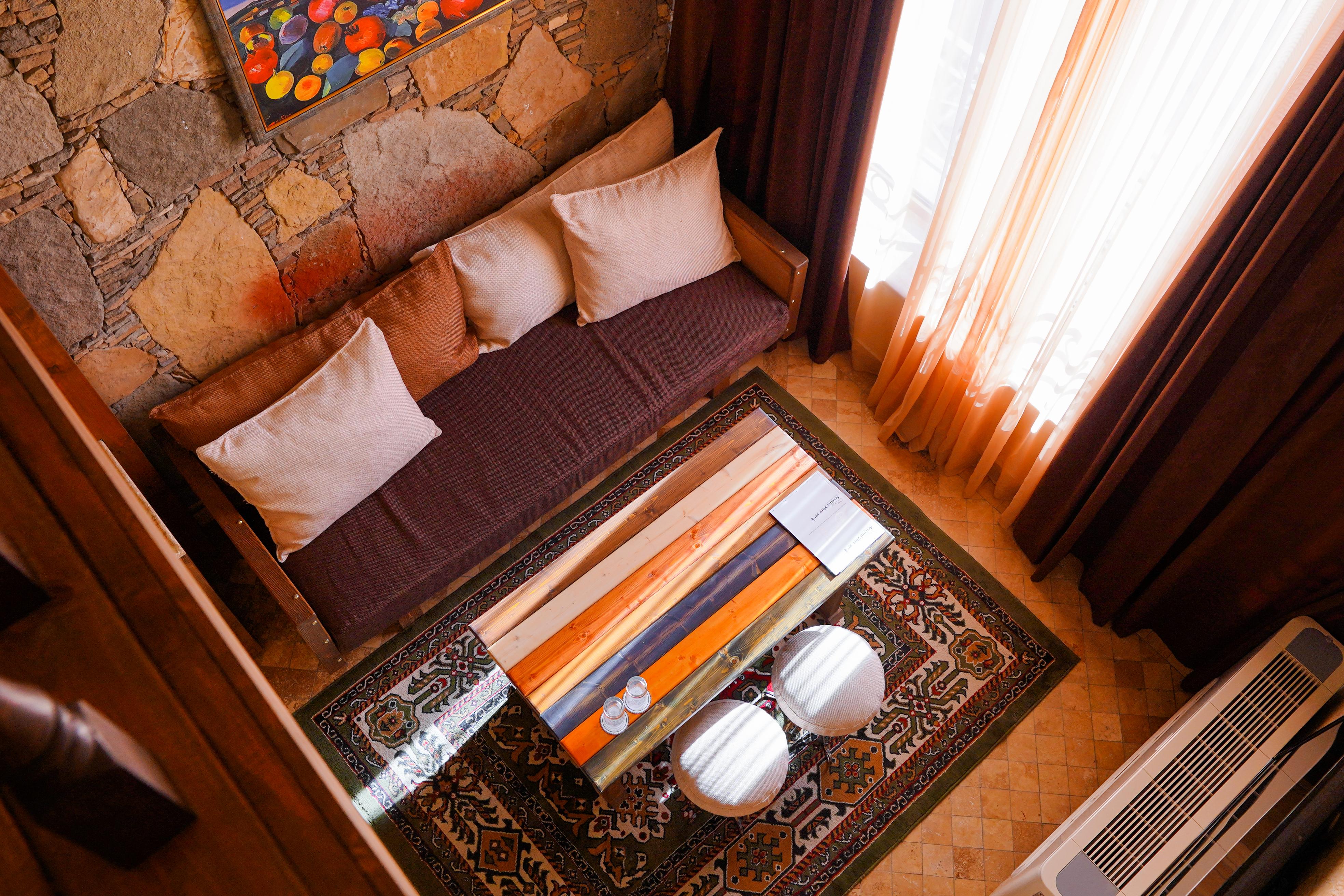 Caucasus Hotel Kasagh Exteriér fotografie A living room with a carpet