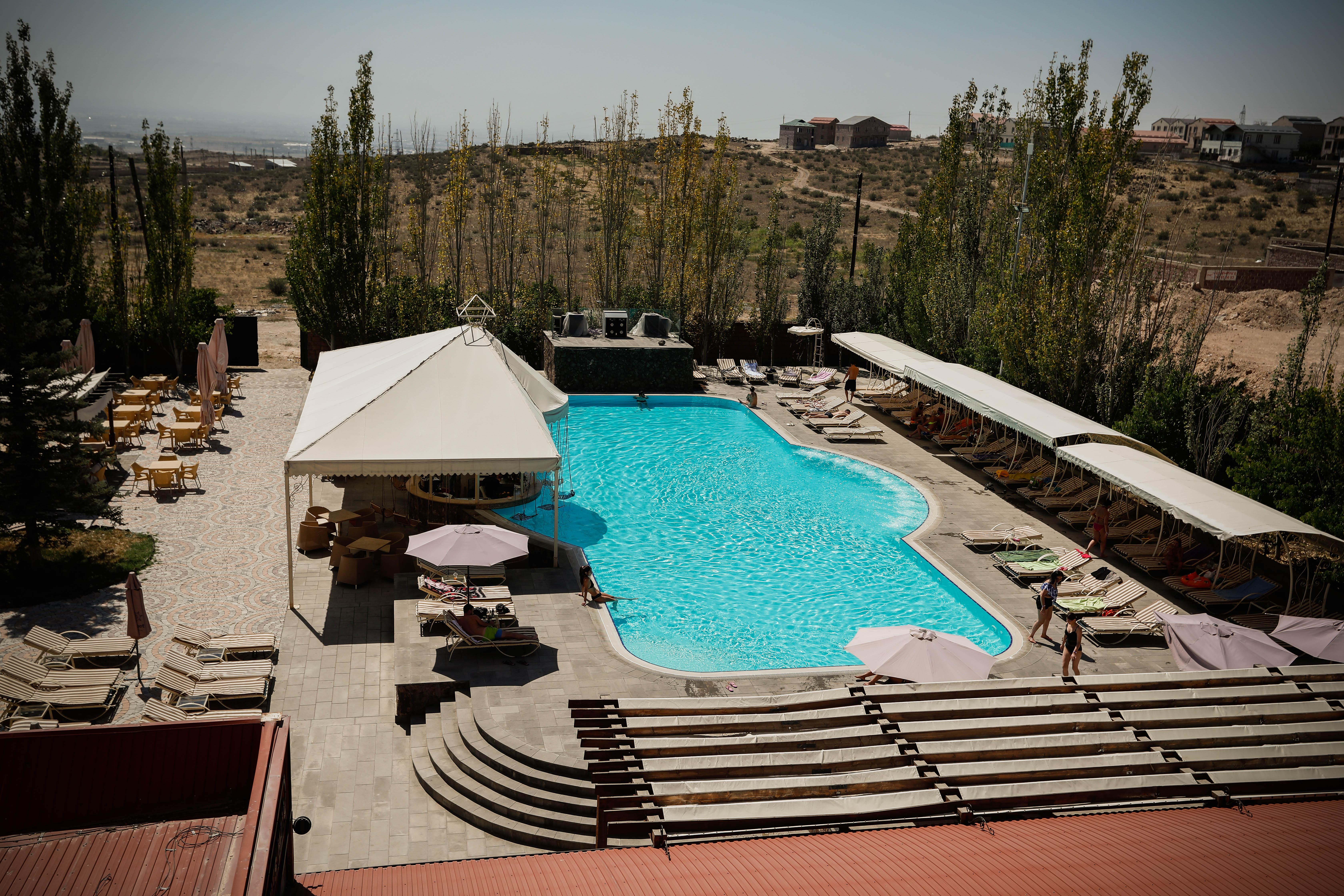 Caucasus Hotel Kasagh Exteriér fotografie The swimming pool at the Grand Hotel